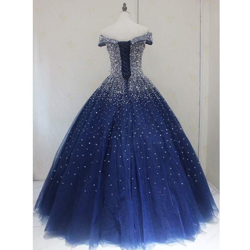 Vestido de fiesta con hombros descubiertos y brillo azul 
