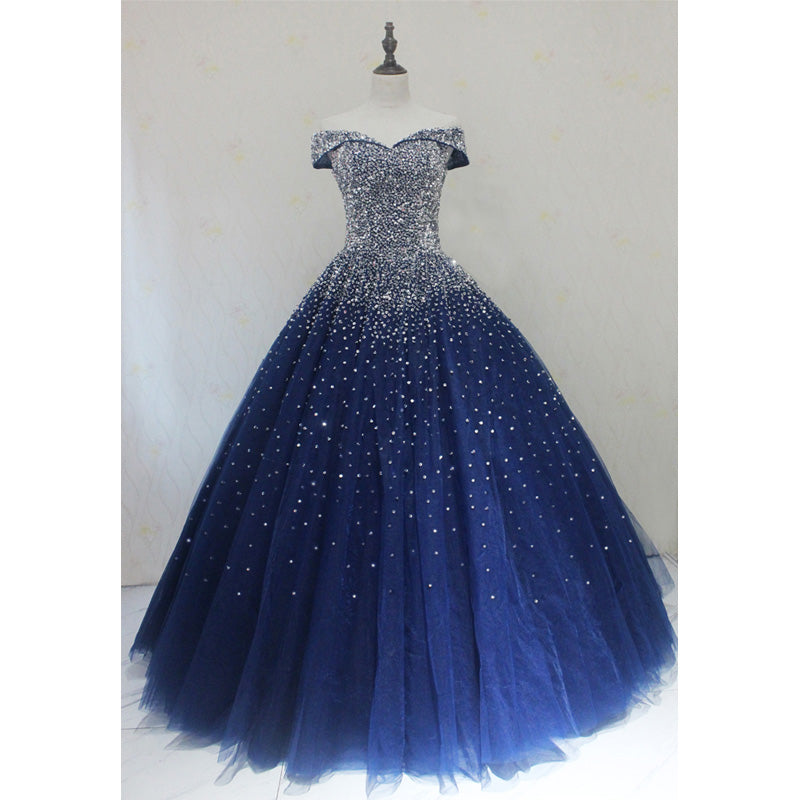 Vestido de fiesta con hombros descubiertos y brillo azul 