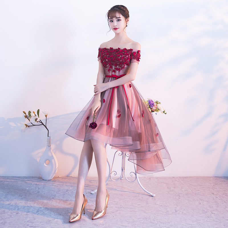 Vestido de fiesta de tul rosa con flores y corte alto bajo 