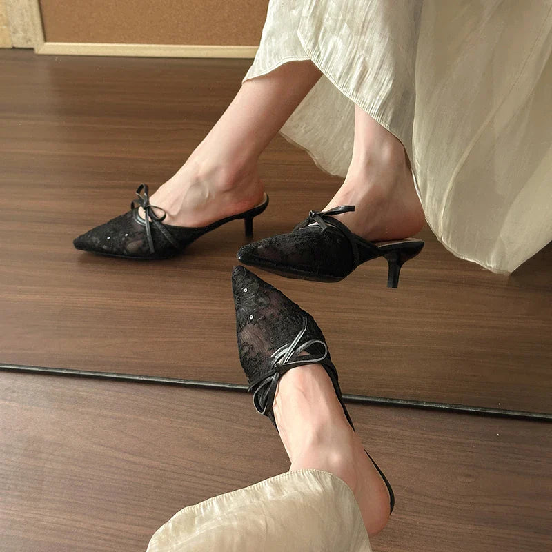 The lady's sexy lace slippers