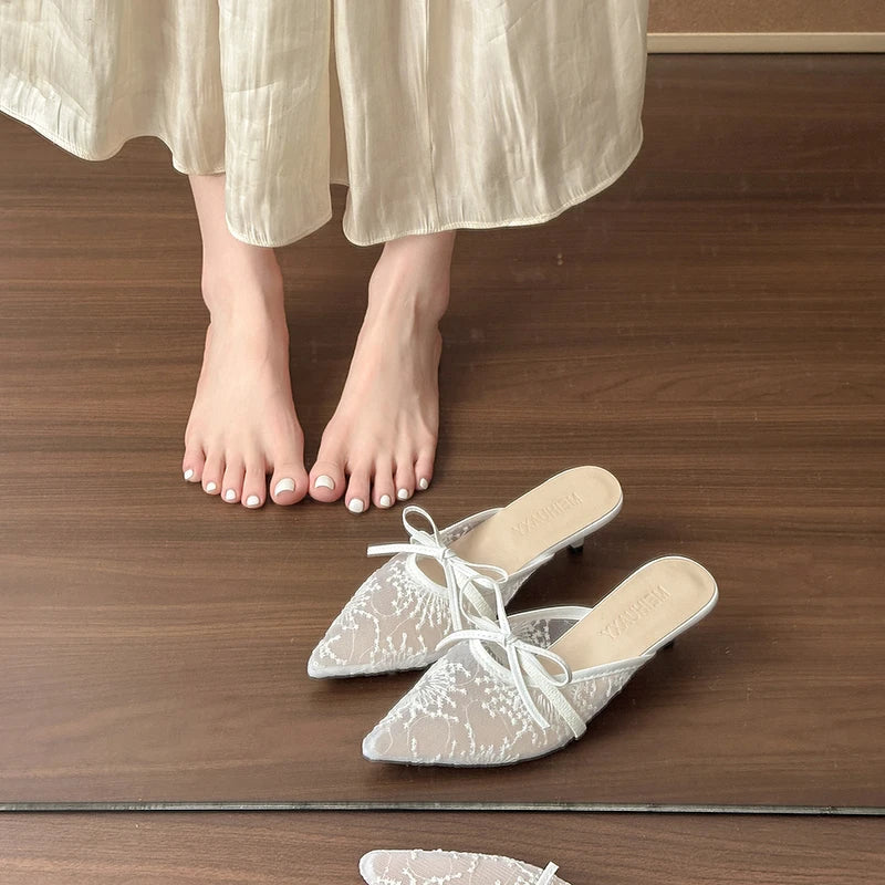 The lady's sexy lace slippers