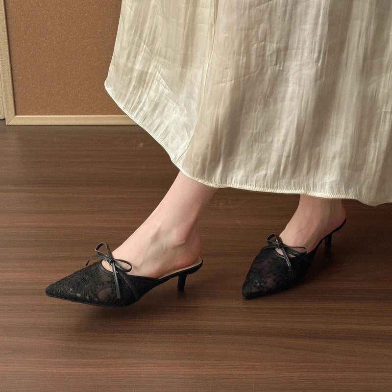 The lady's sexy lace slippers