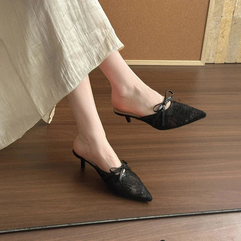 The lady's sexy lace slippers