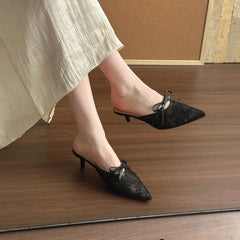 The lady's sexy lace slippers