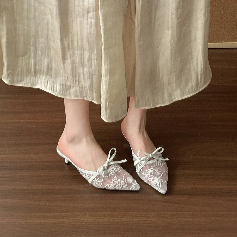 The lady's sexy lace slippers