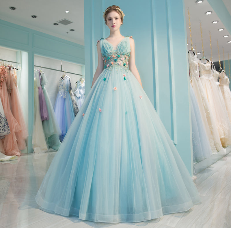 Vestido largo de tul con escote en V y flores en azul menta para quinceañeras 