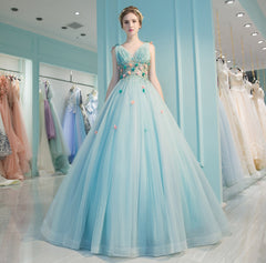 Vestido largo de tul con escote en V y flores en azul menta para quinceañeras 