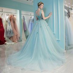 Vestido largo de tul con escote en V y flores en azul menta para quinceañeras 