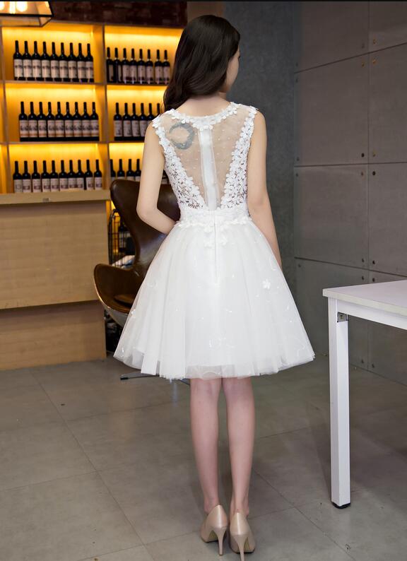 White Tulle Lace Round Neckline Knee Length Graduation Dresses