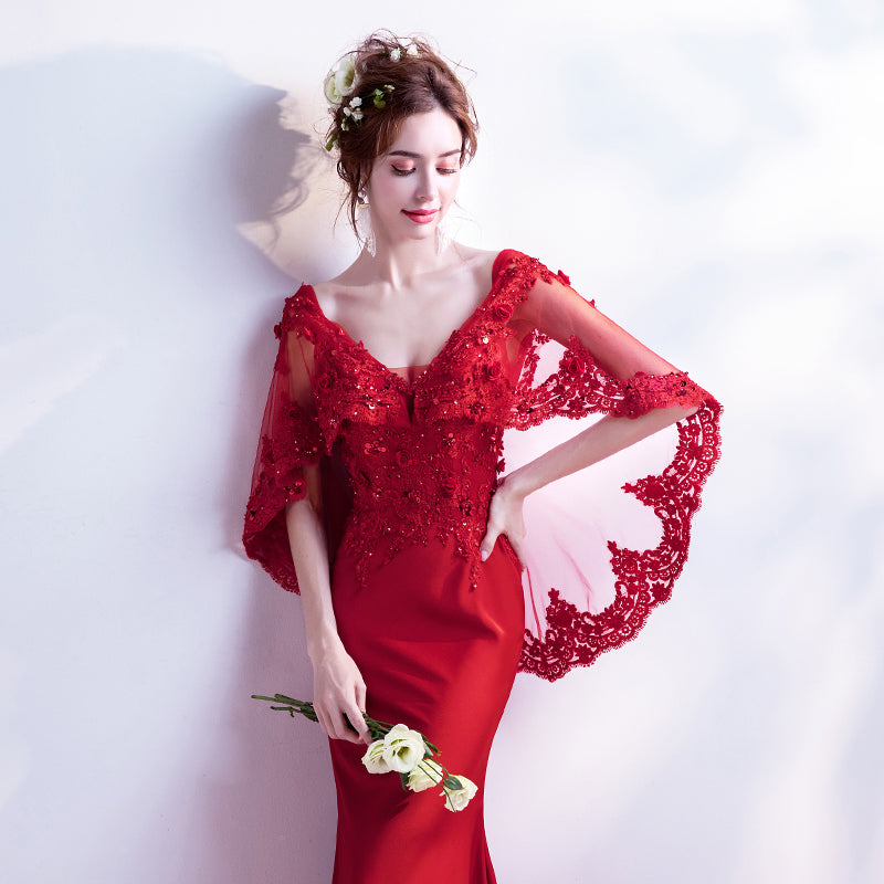 Vestido de noche de sirena color rojo vino con espalda en V y apliques de encaje 