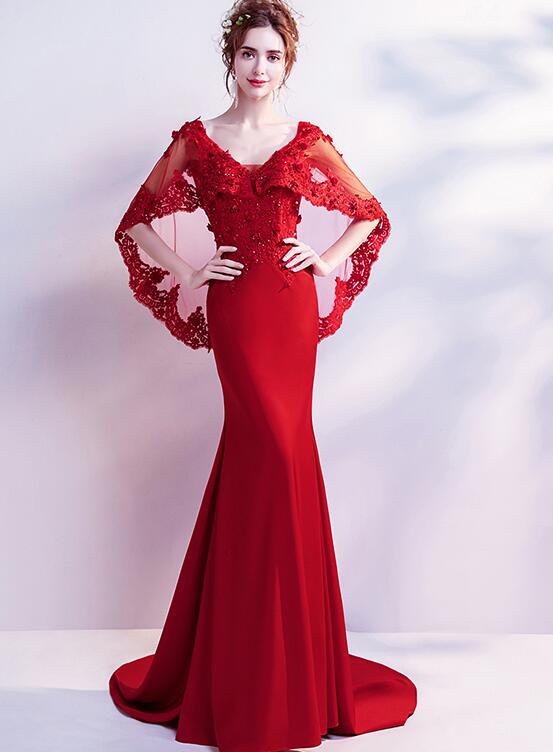 Vestido de noche de sirena color rojo vino con espalda en V y apliques de encaje 