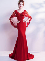Vestido de noche de sirena color rojo vino con espalda en V y apliques de encaje 