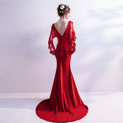 Vestido de noche de sirena color rojo vino con espalda en V y apliques de encaje 