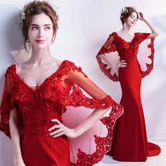 Vestido de noche de sirena color rojo vino con espalda en V y apliques de encaje 