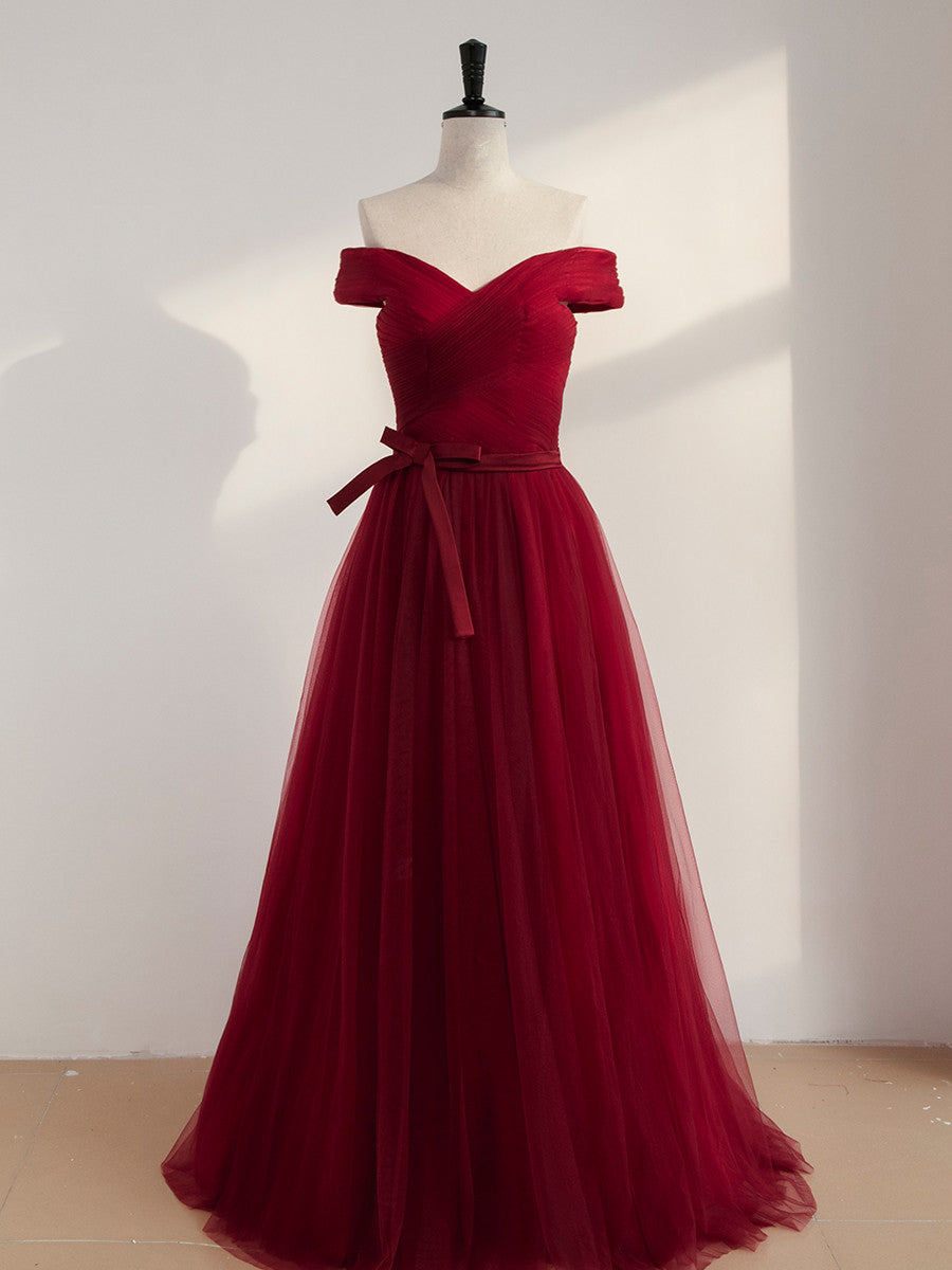 Vestido de fiesta sencillo de color rojo vino con hombros descubiertos y escote en forma de corazón hasta el suelo 