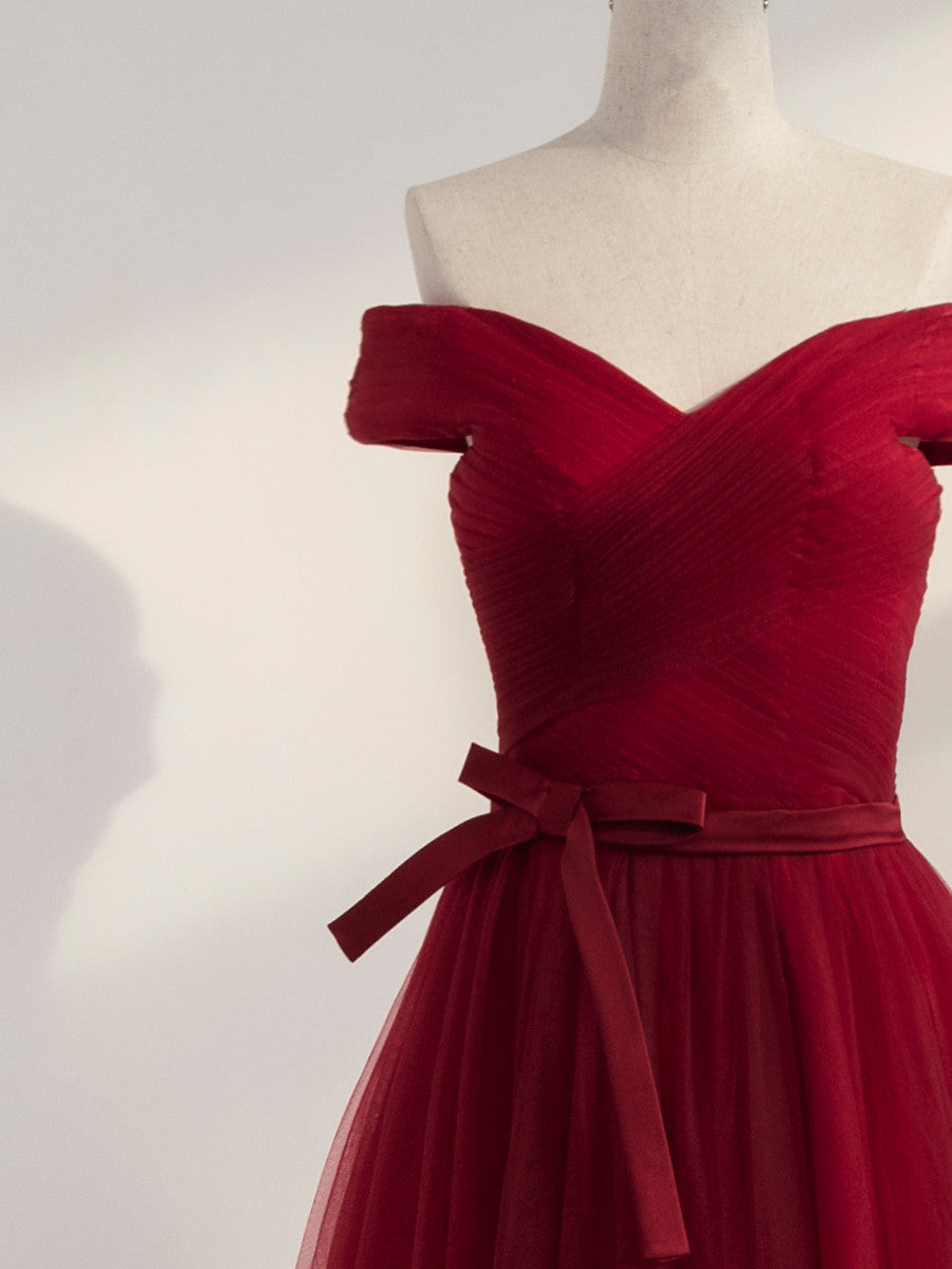 Vestido de fiesta sencillo de color rojo vino con hombros descubiertos y escote en forma de corazón hasta el suelo 