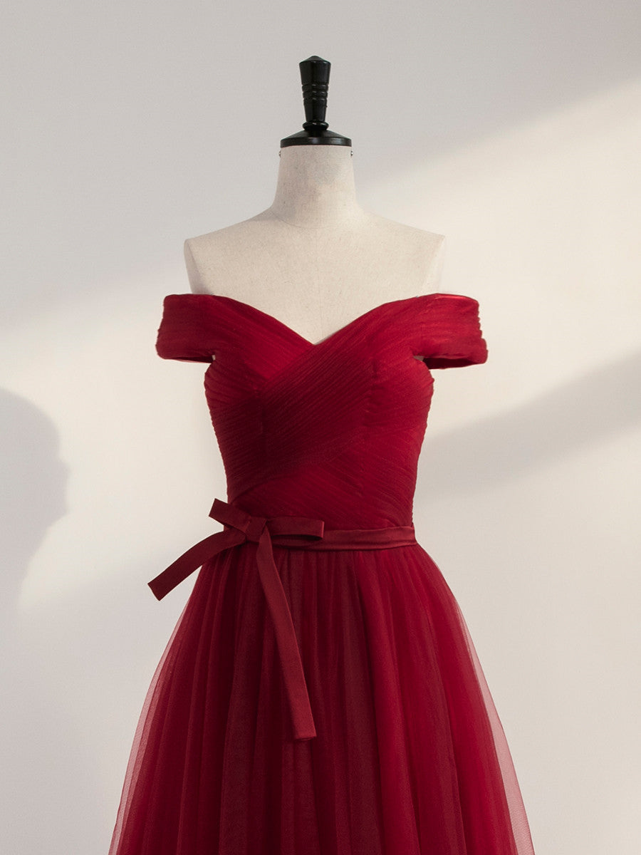 Vestido de fiesta sencillo de color rojo vino con hombros descubiertos y escote en forma de corazón hasta el suelo 