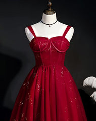 Vestido de fiesta corto de tul color rojo vino con tirantes finos 