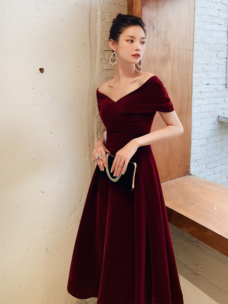Vestido de fiesta elegante de terciopelo rojo vino, largo hasta la rodilla, con hombros descubiertos 