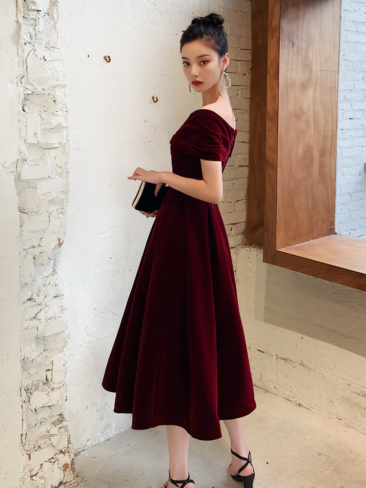 Vestido de fiesta elegante de terciopelo rojo vino, largo hasta la rodilla, con hombros descubiertos 