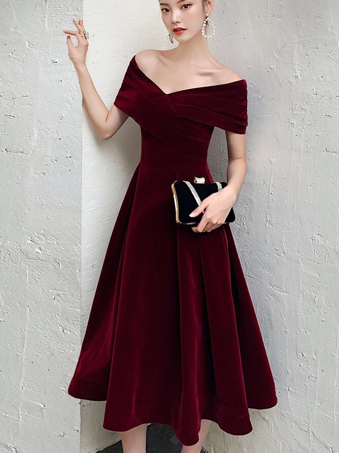 Vestido de fiesta elegante de terciopelo rojo vino, largo hasta la rodilla, con hombros descubiertos 