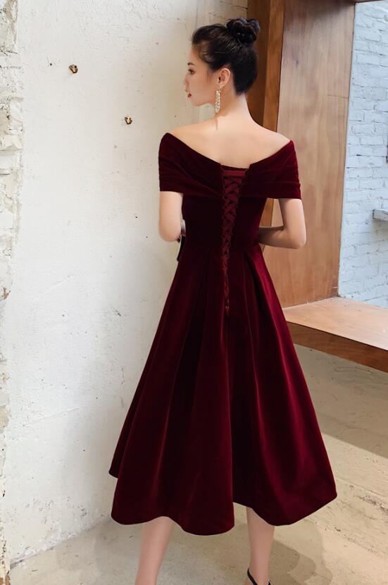 Vestido de fiesta elegante de terciopelo rojo vino, largo hasta la rodilla, con hombros descubiertos 