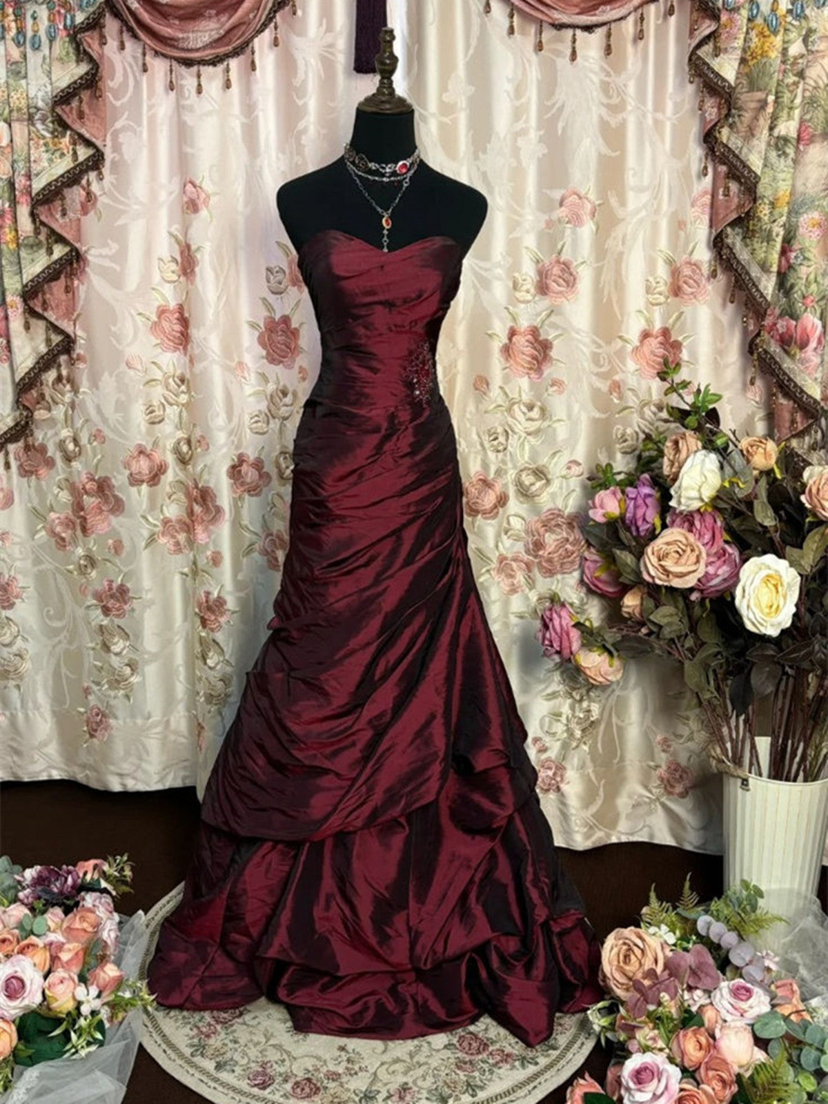 Vestido largo de tafetán sin tirantes rojo vino para dulces 16 