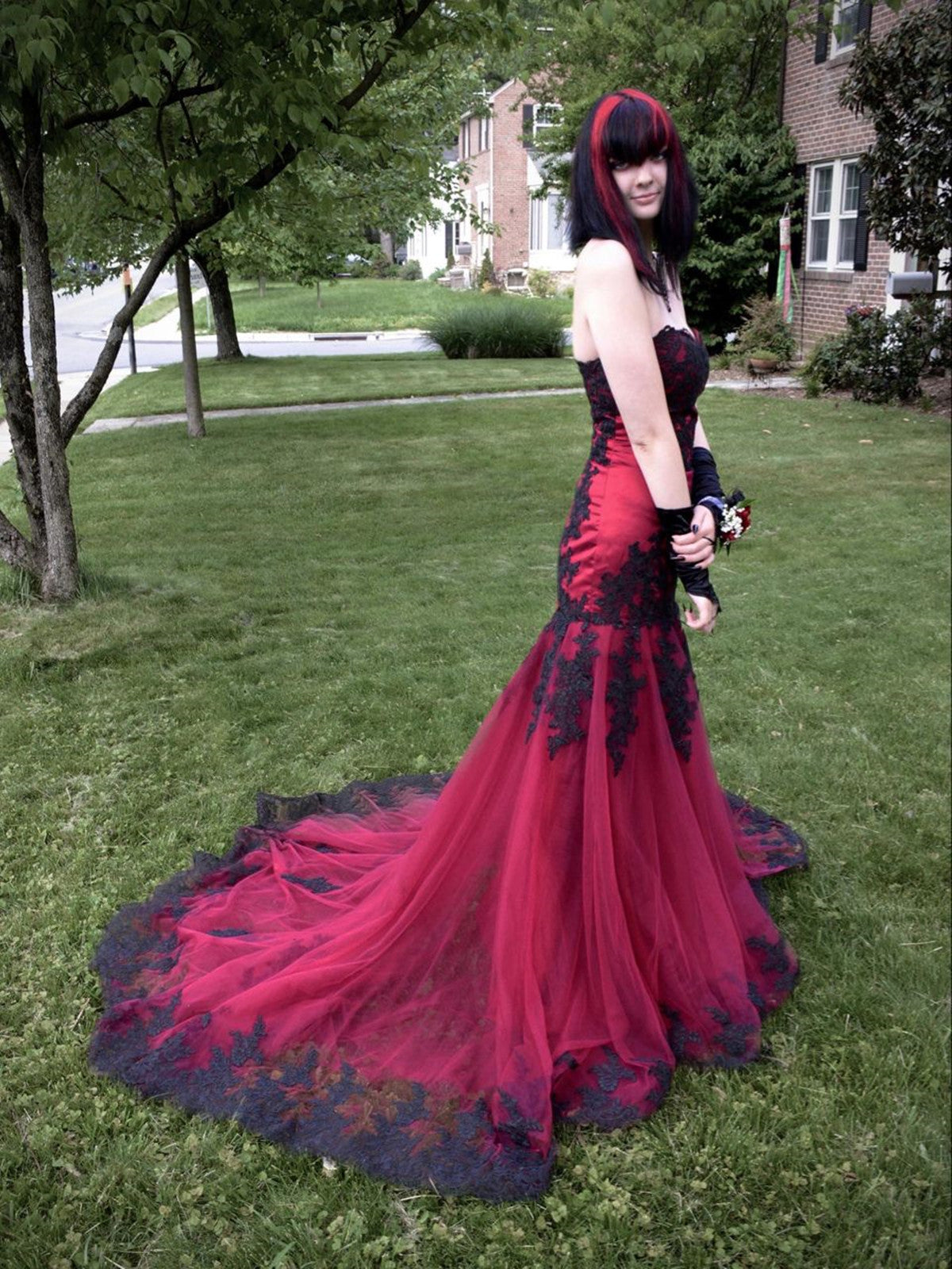 Vestido de fiesta estilo sirena de tul rojo vino con apliques de encaje negro 