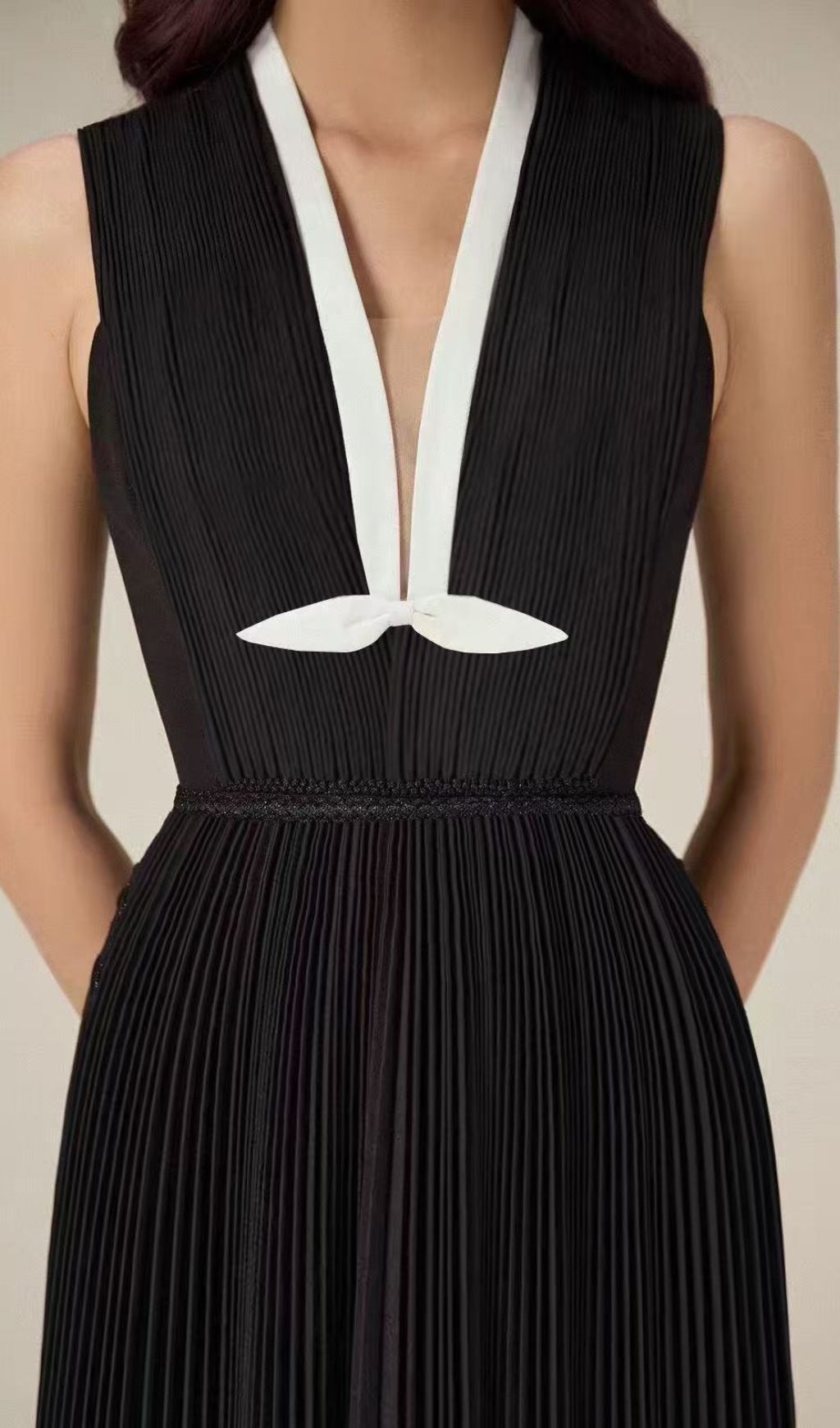 Fusa Elegant Black Pleated Midi Dress