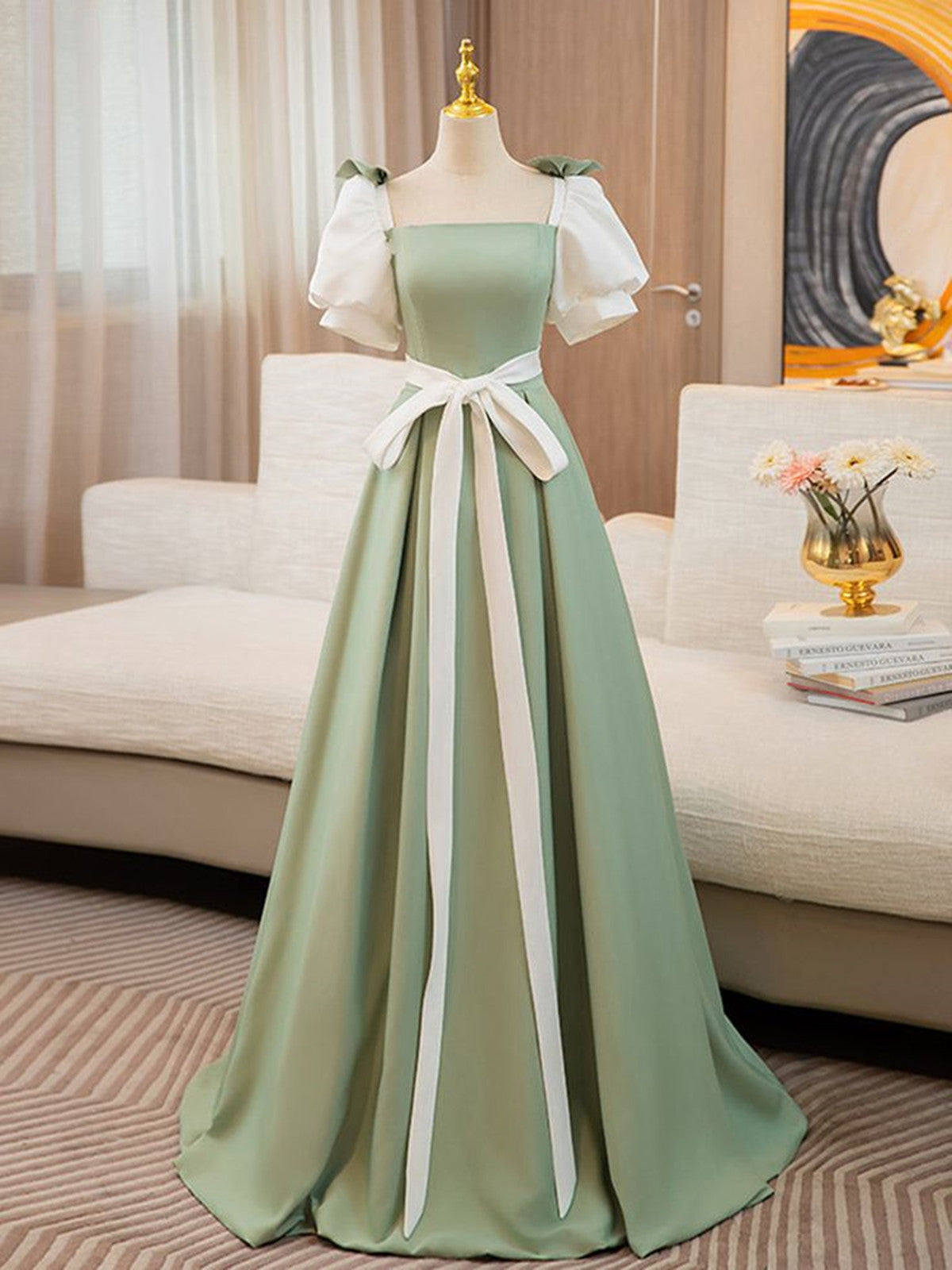 Vestido de fiesta largo de satén verde claro con mangas cortas abullonadas 