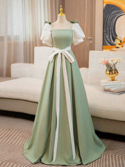 Vestido de fiesta largo de satén verde claro con mangas cortas abullonadas 