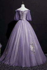 Vestido formal largo de tul morado con mangas cortas y vuelo 