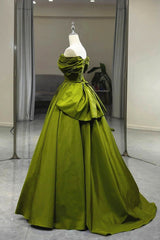 Vestido de fiesta largo de satén verde con hombros descubiertos y corte en A 