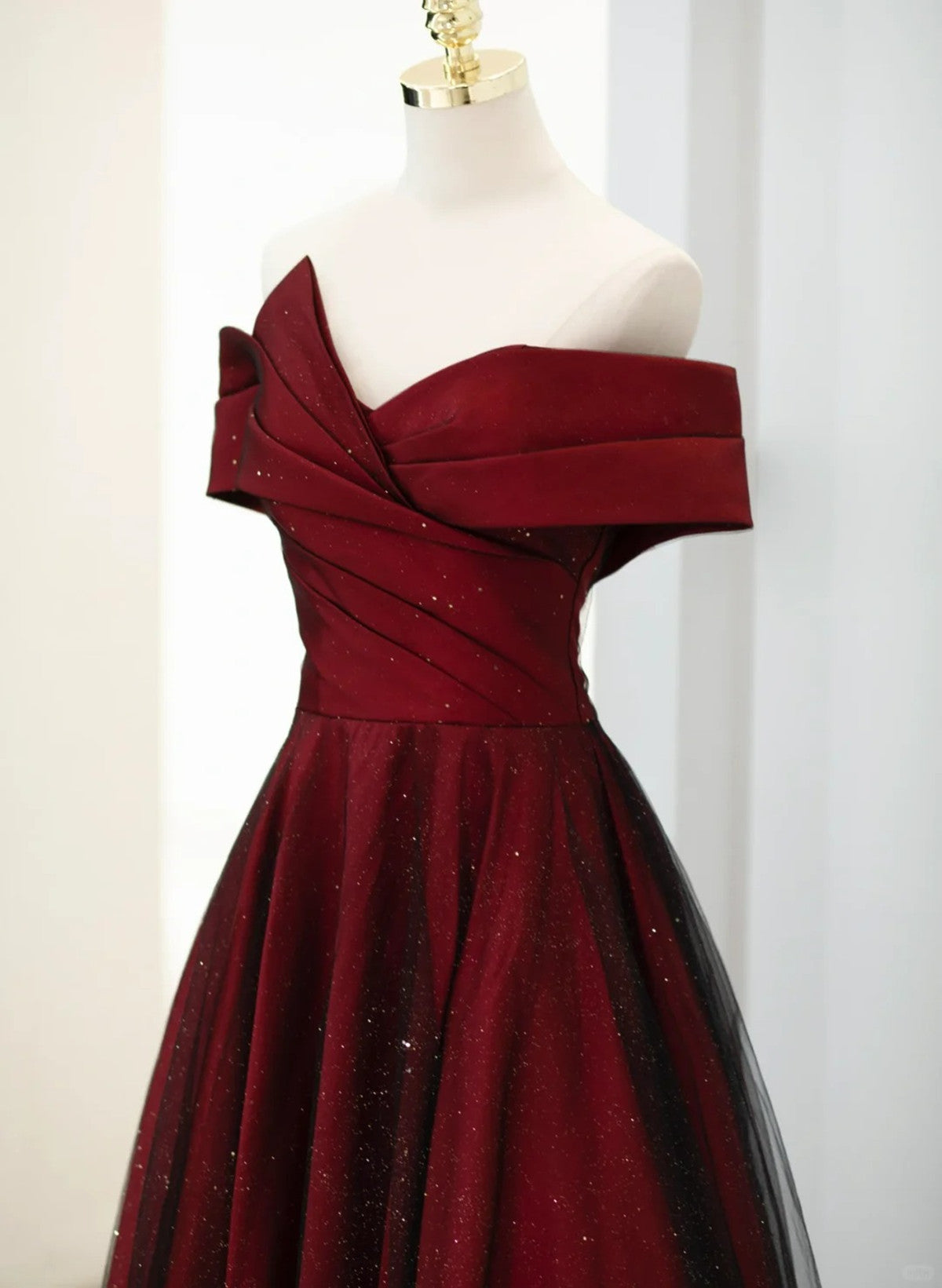 Vestido de fiesta largo de tul rojo vino con hombros descubiertos y corte A 