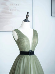 Vestido formal largo de tul verde claro con escote en V y corte A 