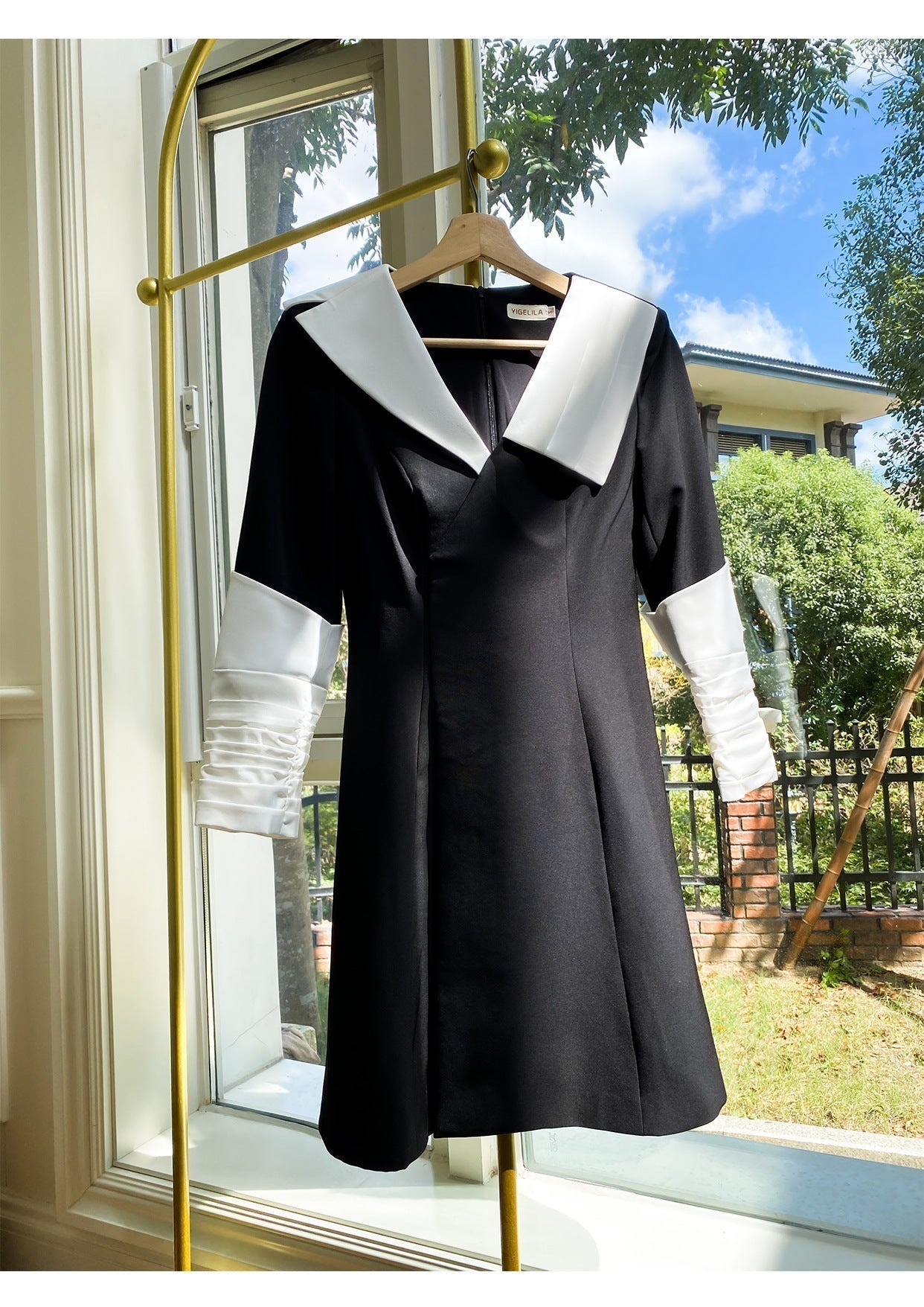 Chic Black & White Contrast Collar V-Neck Mini Dress