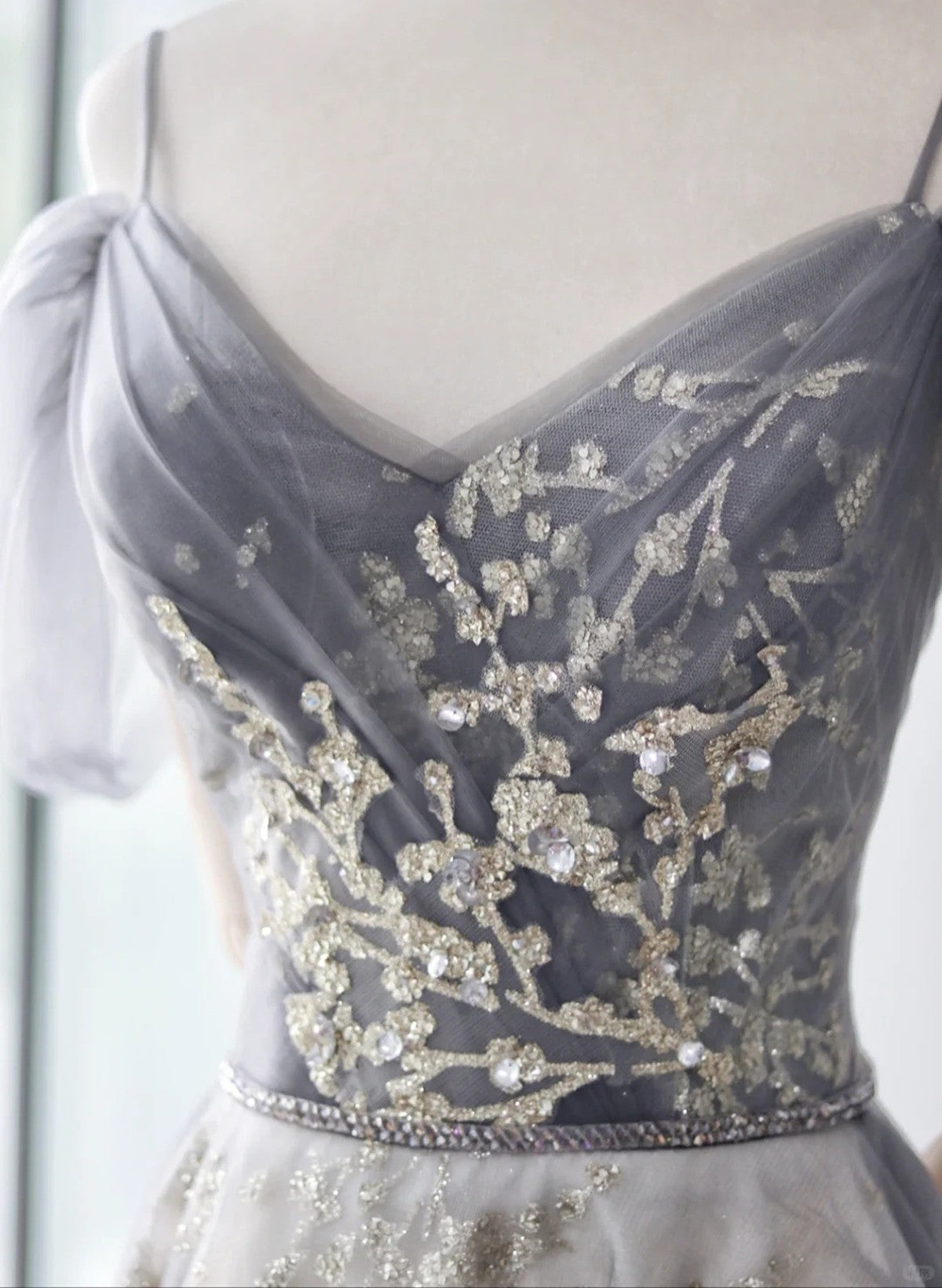 Vestido de fiesta largo de tul gris claro con tirantes en forma de A 