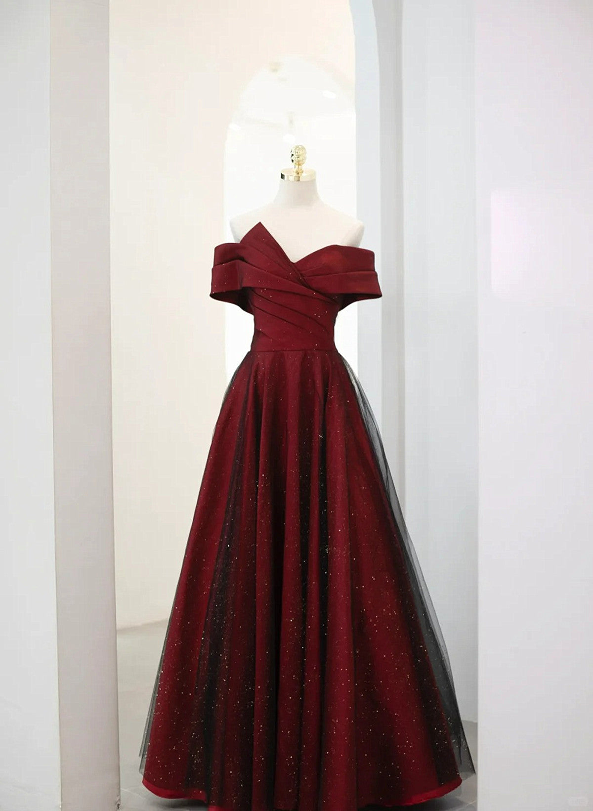 Vestido de fiesta largo de tul rojo vino con hombros descubiertos y corte A 