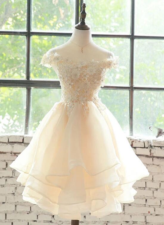 Vestido de fiesta corto con capas de organza y flores preciosas 