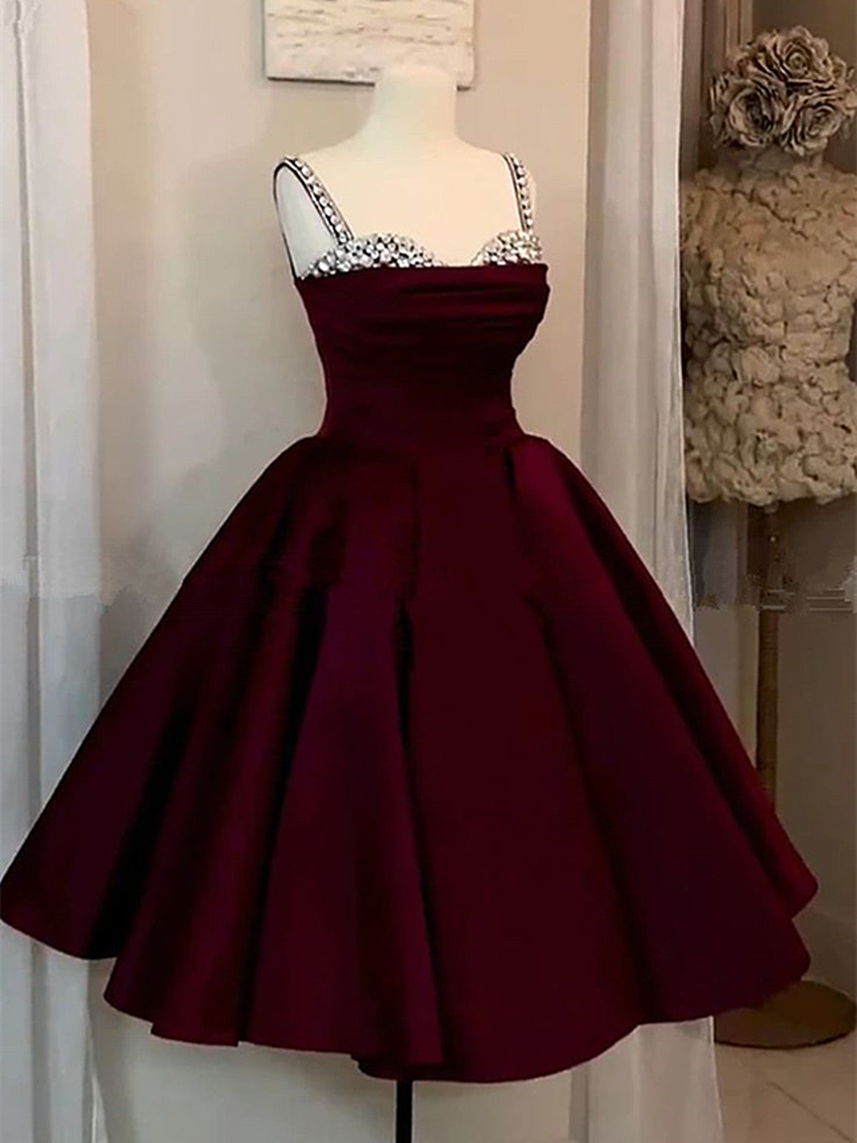 Vestido de fiesta hasta la rodilla con tirantes de cuentas y satén rojo vino 