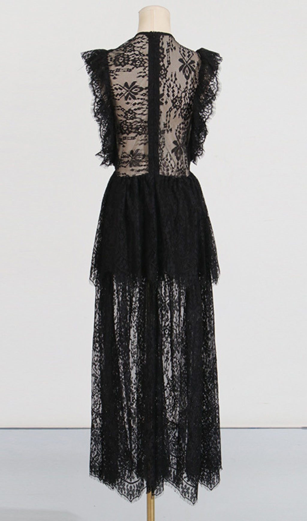 Elegant Tiered Lace Maxi Dress with Diamant Bow & Ruffled Sleeves