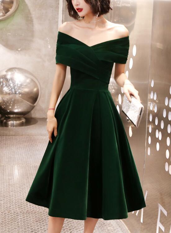 Vestido de dama de honor de terciopelo verde con hombros descubiertos y corte A 