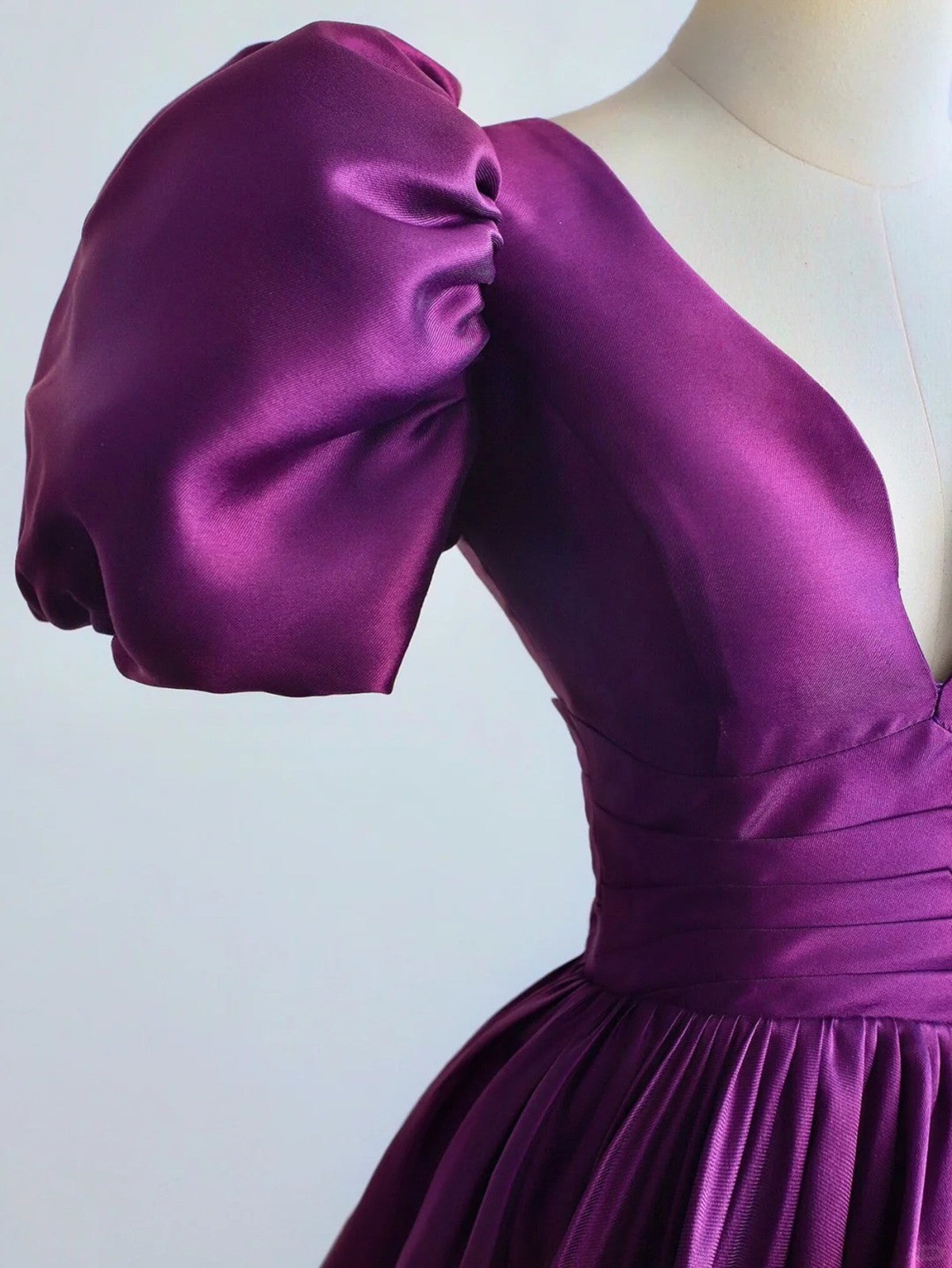 Vestido formal largo de satén morado con mangas cortas y corte en A 