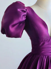 Vestido formal largo de satén morado con mangas cortas y corte en A 
