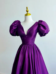 Vestido formal largo de satén morado con mangas cortas y corte en A 
