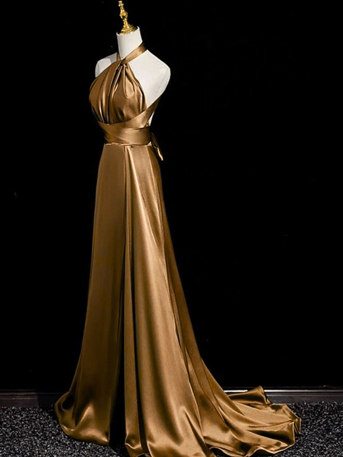 Precioso vestido de fiesta de satén suave con cuello halter y corte A 