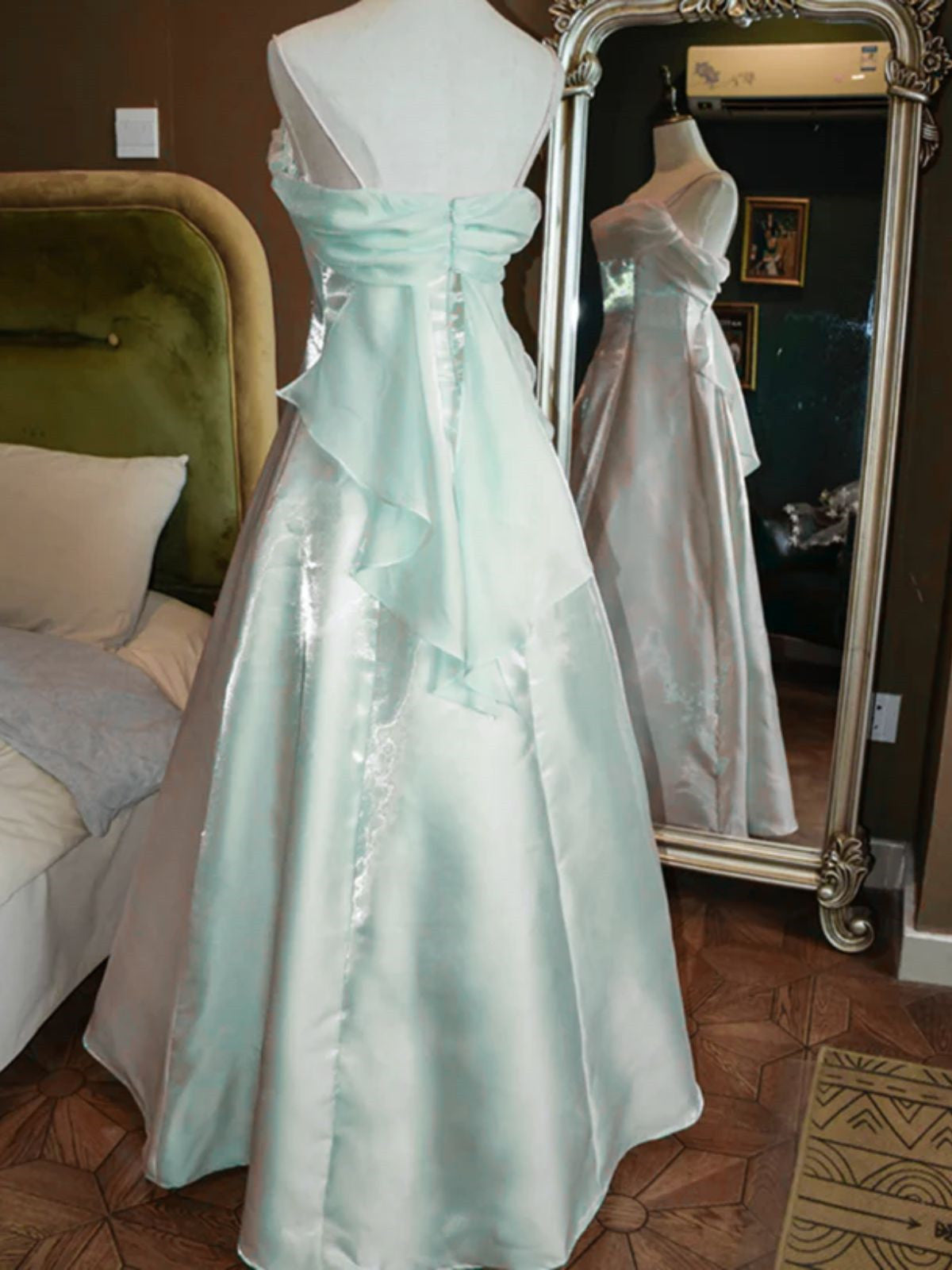 Vestido de fiesta de satén verde claro con tirantes en forma de A 