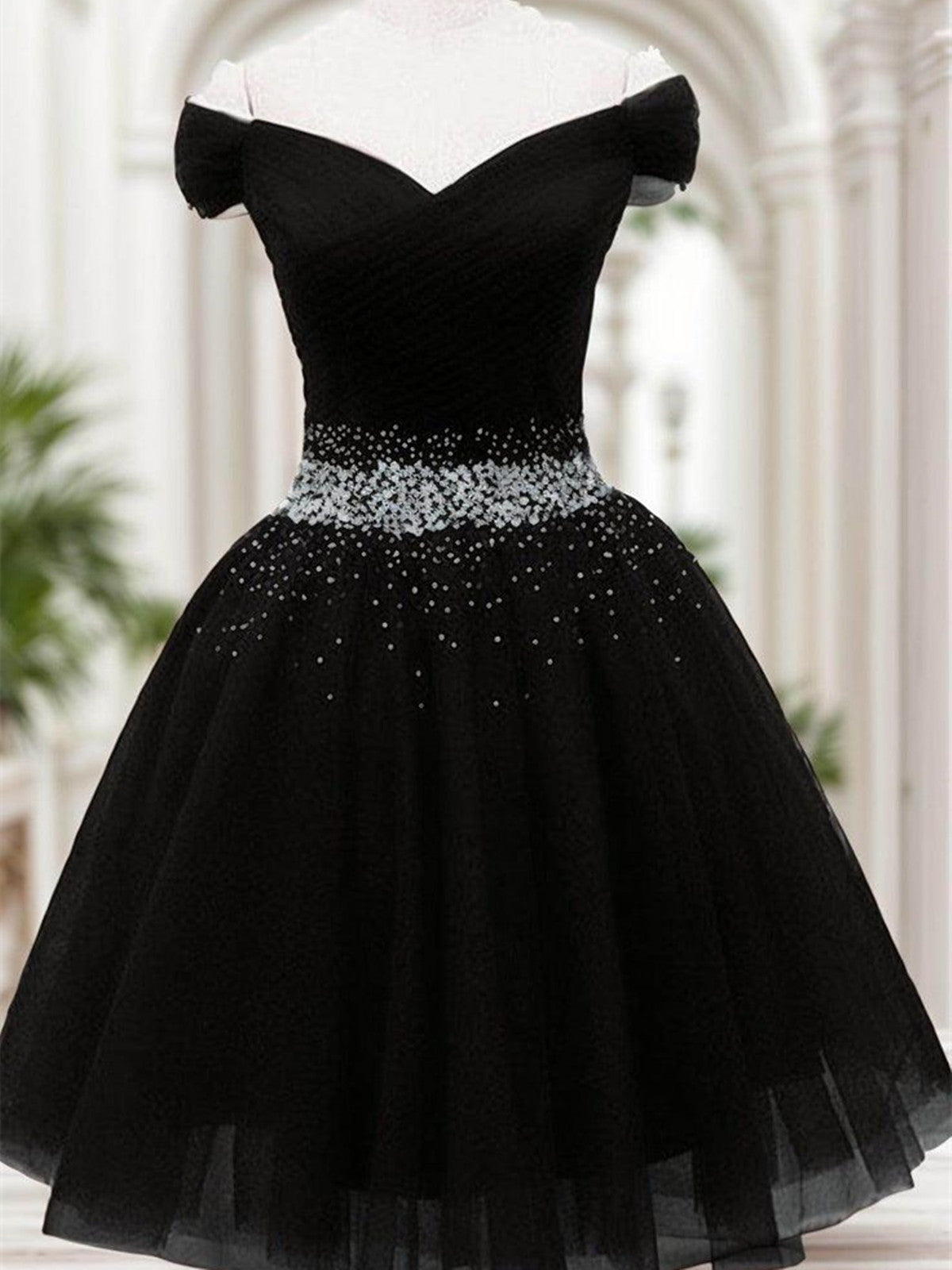 Vestido de fiesta de tul con hombros descubiertos y cuentas negras 