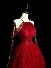 Vestido formal largo de tul rojo vino con cuentas y corte A con cuello halter 