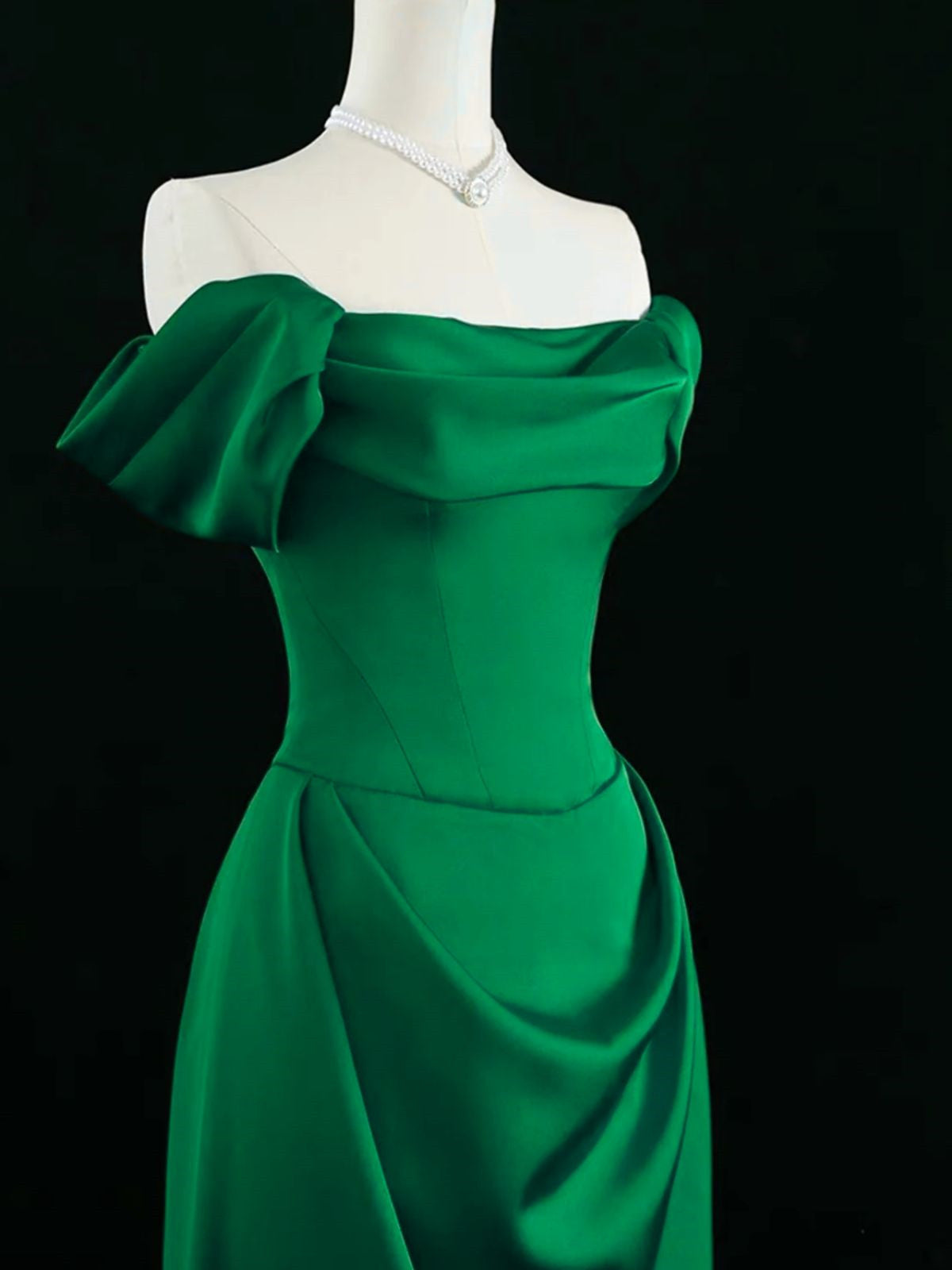 Vestido formal verde de corte A con hombros descubiertos y largo hasta el suelo 